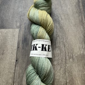 Handgeverfde garen wol - Lelieblad 425m/100gr