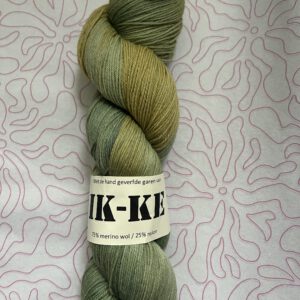 Handgeverfde garen wol - Lelieblad 425m/100gr